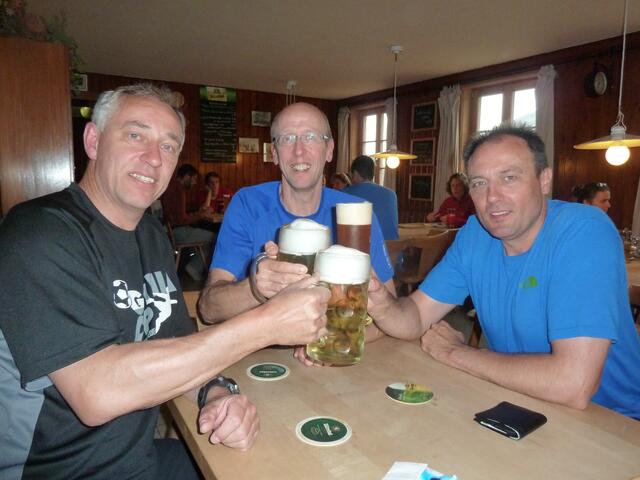 Verdienter Hüttenabend mit Radlermass