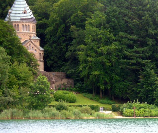 Dort wo das Kreuz aus dem Wasser ragt, sollte einst der Märchenkönig Ludwig II. tot aufgefunden worden sein