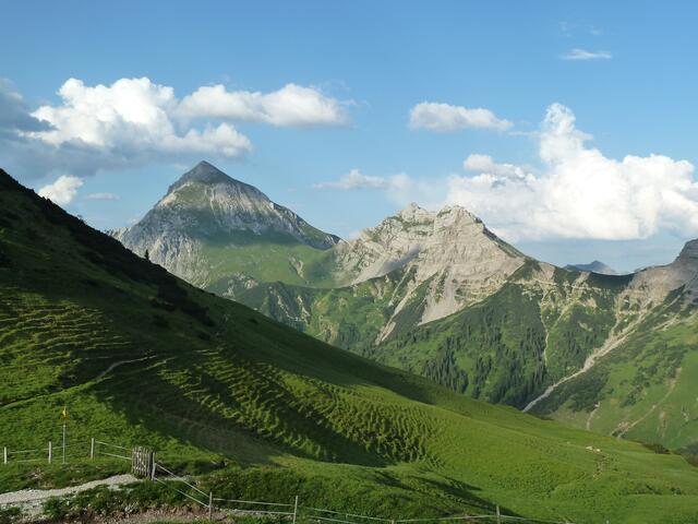Der hohe Berg links, unser Ziel für heute, das Gamsjoch 2452m (Kategorie: mittel)