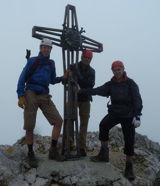 Die Helden glücklich am Gipfelkreuz von der Lamsenspitze 2508 m, leider Nebel. Kategorie: schwer. v.l. Thorsten,Matthias und Wolfgang