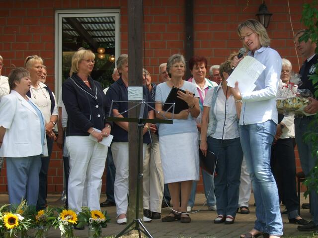 Gratulation von der 1. Vorsitzenden Isabell Bade des DRK Ortsverbands Evestorf