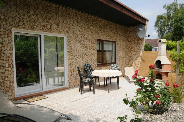... mit schöner Süd-Terrasse