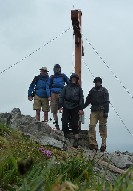 Geschafft, erster Gipfel auf dieser Tour: Das Gamsjoch 2452 m, gefühlte 3 Grad bei starkem Wind.