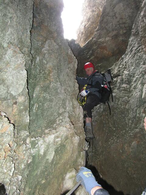 Jetzt noch zum Schluß den Kamin hoch und durchs Loch raus aus dem Klettersteig