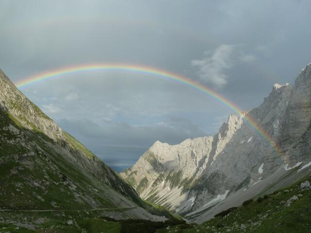 Ein traumhafter Regenbogen von Berg zu Berg
