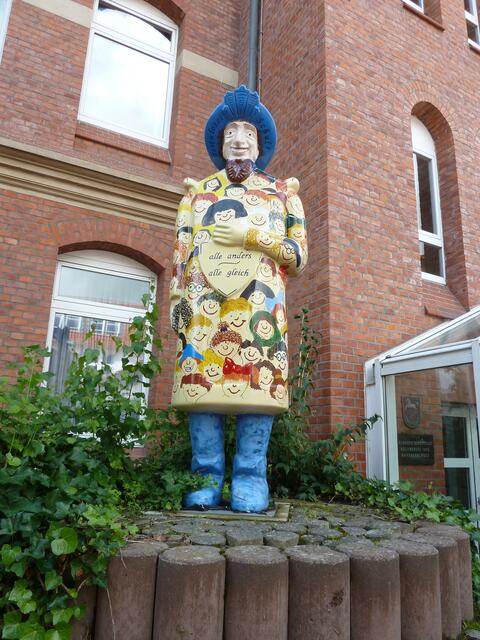 Diese Figuren sah man in verschiedenen Ausführungen,überall stehen.