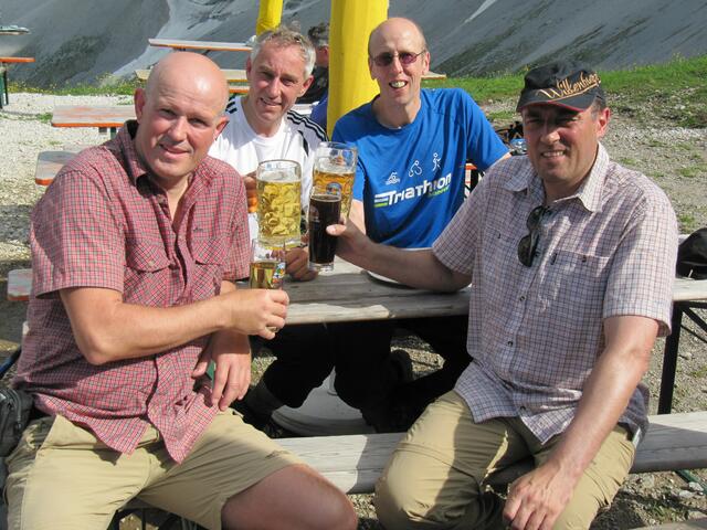 Flüssigkeitsverlust auffüllen. v.l. Roland, Wolfgang, Thorsten und Matthias.