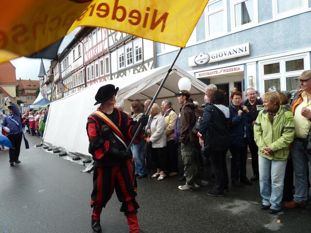 Ein Fahnenschwinger ist auch dabei.
