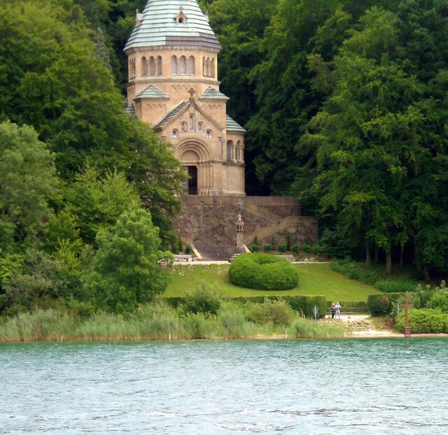 Die Votivkapelle wurde zum Gedenken an den Märchenkönig Ludwig II. im Park von Schloss Berg errichtet.