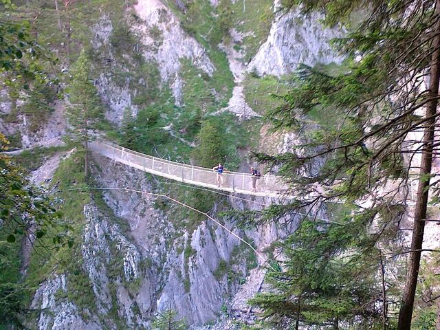 Über die 51 m lange Hängebrücke (30 m hoch) über die Sulzeklamm, weiter bergab ins Tal bis nacj Mittenwald, gute 1400 m runter