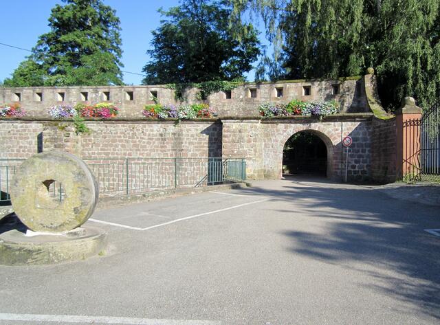 Die Stadtmauer und die Wehranlagen - 1260 begann der Bau der Stadtmauer. 
Zwischen 1746 und 1748 ließ Feldmarschall de Cormontaigne die Befestigungsanlage erneuern und verstärken. Die heute zu besichtigenden Anlagen stammen noch aus jener Zeit.