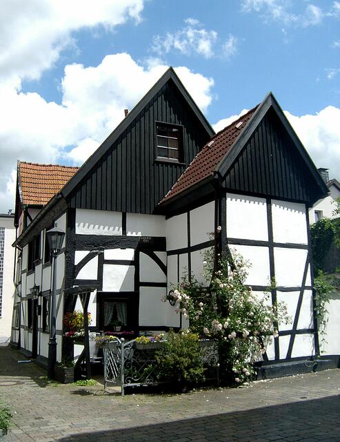 Als nächstes sieht man das "Ackerbürgerhaus" in der "Synagogengasse 2". Erbaut wurde es nach 1790.