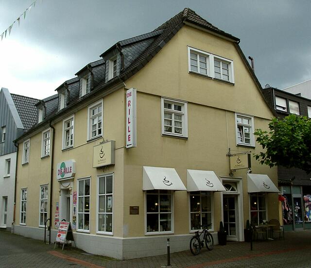 "Klassizistisches Haus", Hauptstr. 4, Menden, erbaut im 19. Jh. (Heute befindet sich dort im vorderen Eingang ein Teehaus, links daneben ein Musikfachgeschäft (gins - hätte fast Schallplattengeschäft geschrieben)