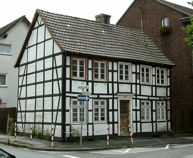 Auf der "Kapellenstr. 6" wurde dieses sog. "Bürgerhaus" um 1825 erbaut.