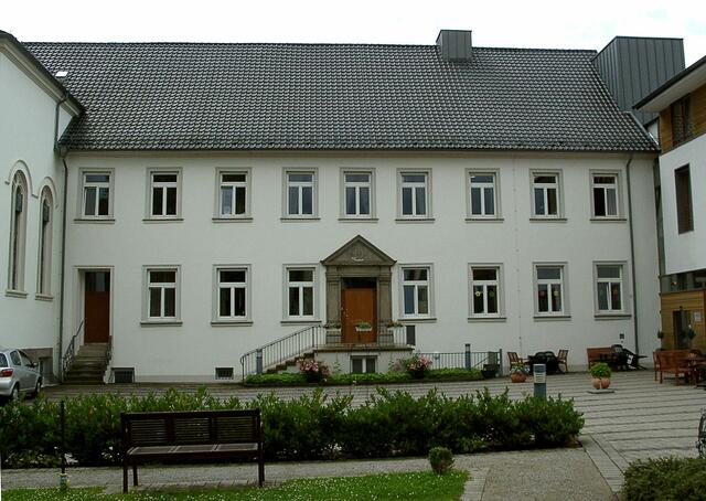 Hier das St. Vincenz-Altenheim, ehemaliger Adelshof v. Loen und v. Wiedenbrück. Erbaut wurde es 1717, von 1862 bis 1910 befand sich dort ein Hospital und seit 1974 befindet sich dort ein Altenheim. Nicht unerwähnt bleiben soll die neugotische Kapelle von 1888 - ganz links - und rechts ein Anbau für neue Bewohner.