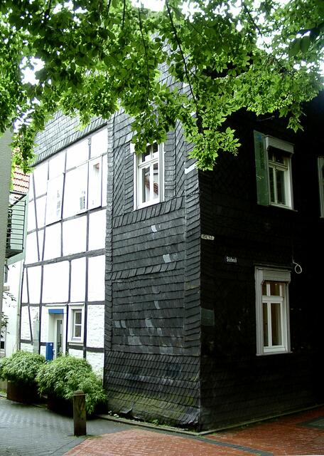 Blick auf die Häuserseite.