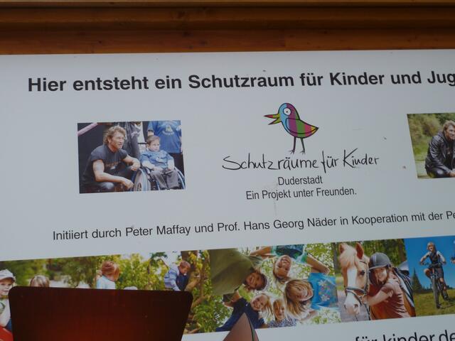 Peter Maffay hilft hier wieder den Kindern.