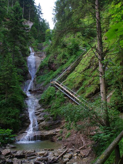 Zahllose Stufen führen bergauf, am tosenden Wasserfall entlang