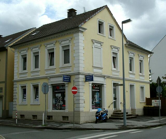 Hier nun ein Wohnhaus an der "Wilhelmstr. 38", erbaut um 1840. Dort befindet sich gerade ein Computerfachgeschäft.