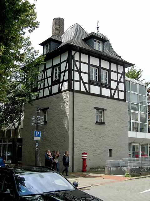 Hier sieht man den "Rentschreiberturm", erbaut im 14. Jh. (Rest des ehem. kurfürstlichen Schlosses)