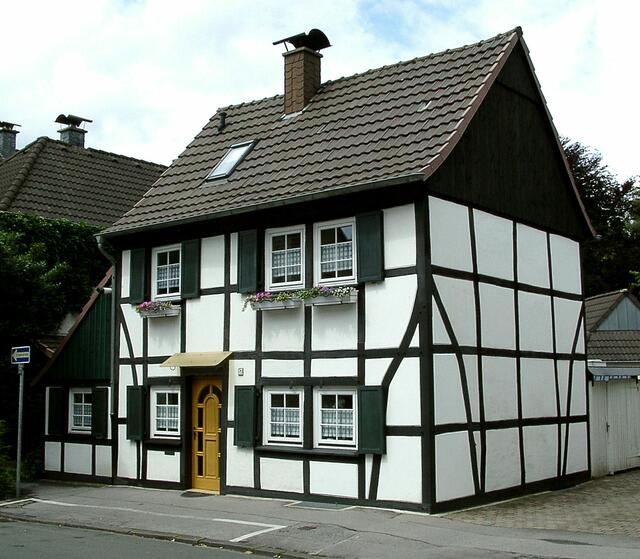 Jetzt folgt ein Fachwerkensemble auf der "Kapellenstr. 17, 19, 23", erbaut um 1820. Hier: Kapellenstr. 17, Menden