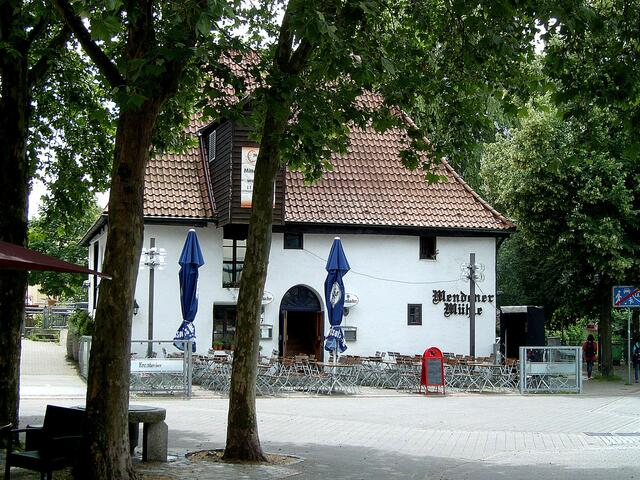 Hier nun die "Ehemalige Schlossmühle" (erbaut Anfang des 16. Jh.). Heute ist sie unter dem Namen "Mendener Mühle" bekannt und befindet sich in der "Bahnhofstr.", Menden