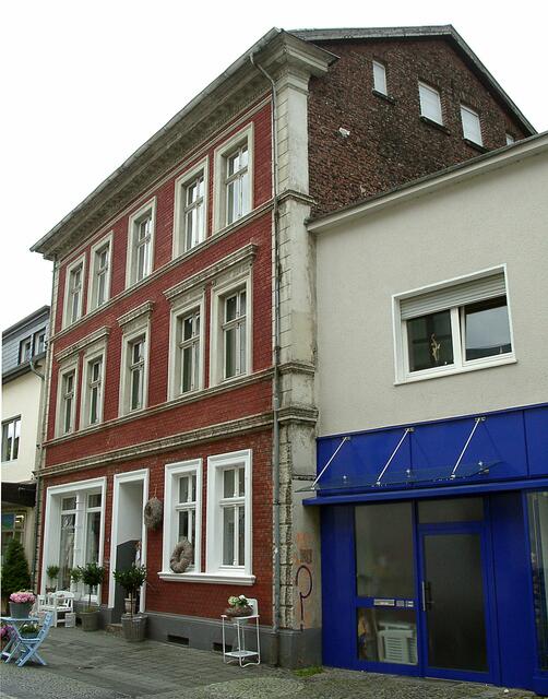 Hier ein "Bürgerhaus" in der "Hochstr. 6", Menden. Erbaut wurde nach 1885 in Backstein mit nachklassizistischem Stuck. Es ist das einzig komplett erhaltene Haus dieser Art in Menden.