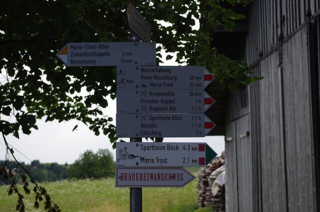 Dem Wegweiser zum Sportheim Böck/ Alpspitze/ Edelsberg folgen