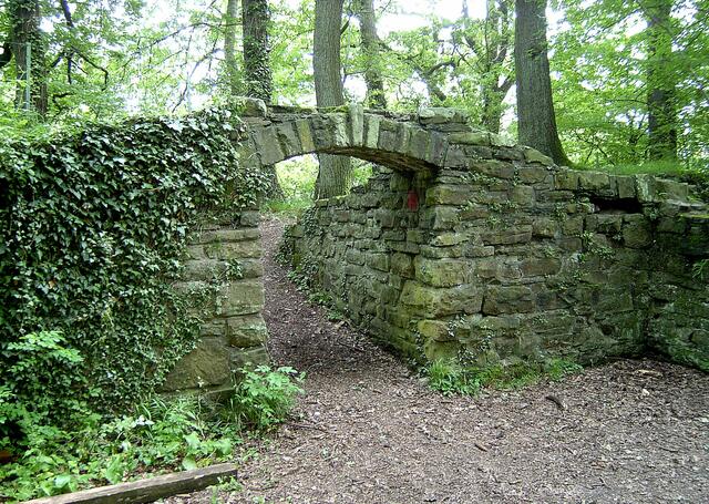 Die Ruine ist frei zugänglich.