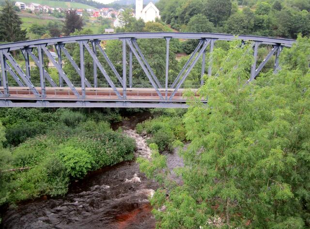 Die Brücke wurde im letzten Krieg zerstört und 1947 wieder aufgebaut.
