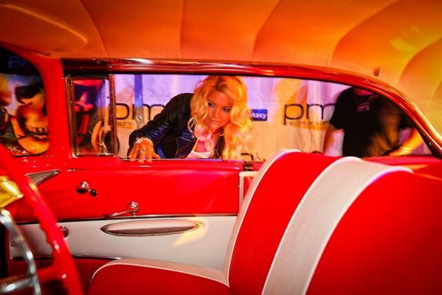 Miss Tuning begutachtet einen super Flitzer.... | Foto: PM