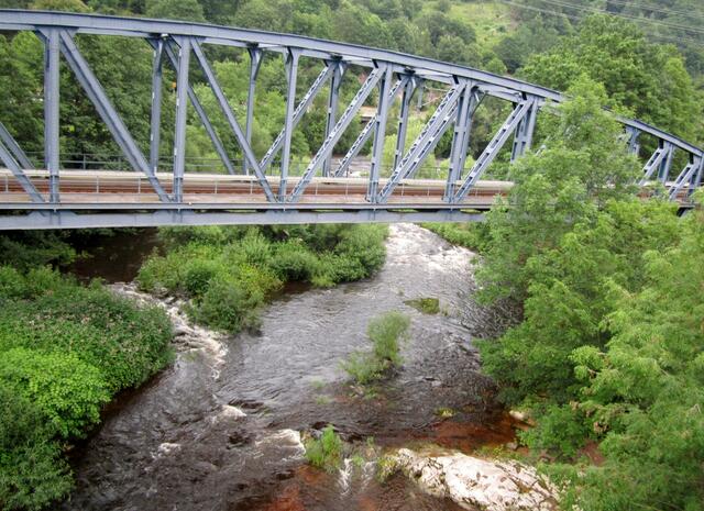 Die Eisenbahnbrücke zwischen Au und Weisenbach ist 88 m lang und überquert die Murg in 4 m Höhe. Sie führt über einen Kanal und über die Murg.