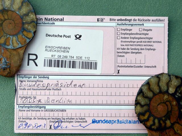 Bundespräsidialamt bestätigt per RÜCKSCHEIN: GAUCK hat 4 documenta Bücher werner hahn empfangen. KEINE ANTWORT des BuPrä bis heute (19.7.). Herzog, Rau, Köhler antworteten!