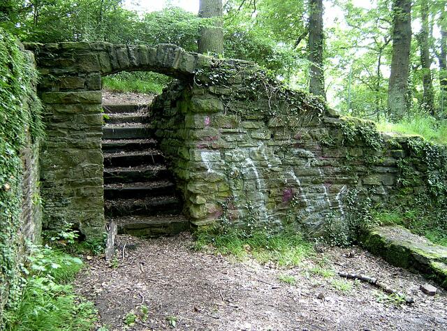Die Burg wurde in den 1950er Jahren untersucht. Dabei wurde eine zweiteilige durch ein Wall- und Grabensystem geschützte Anlage teilweise freigelegt. Im Westen des Bergsporns wurde ein Gebäude mit den Ausmaßen von 18 x 10 m entdeckt und gesichert. Es wird vermutet, dass es sich dabei um den Palas (repräsentativer Saalbau) der Anlage handelt.