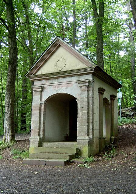 Die "Heilig-Grab-Kapelle" wurde 1912 neu errichtet. Sie ist eine der Stationen des ab 1865 erweiterten Kreuzweges.