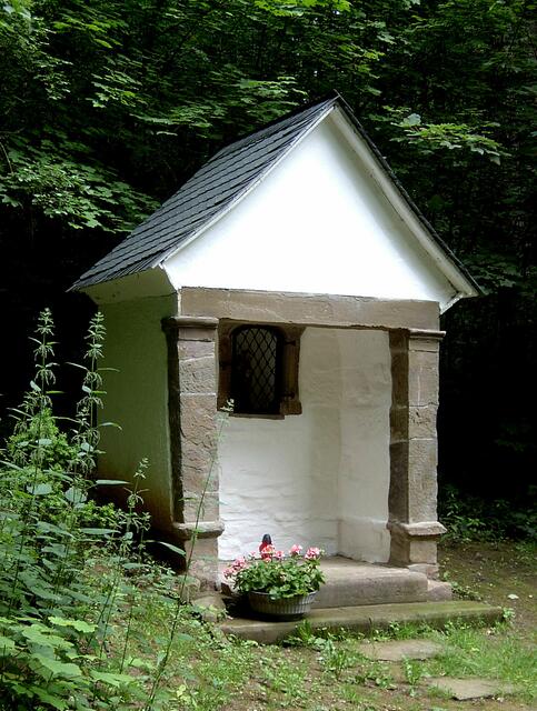 Hier nun ein Heiligenhäuschen, erbaut 1759, renoviert 1827, im Volksmund auch "Päöterken" (Pater) genannt.