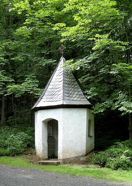 Von 1687 nun die "Kapelle Mellmann". Das Heiligenhäuschen wurde gestiftet zu Ehren der "Heiligen Mutter Gottes der sieben Schmerzen".