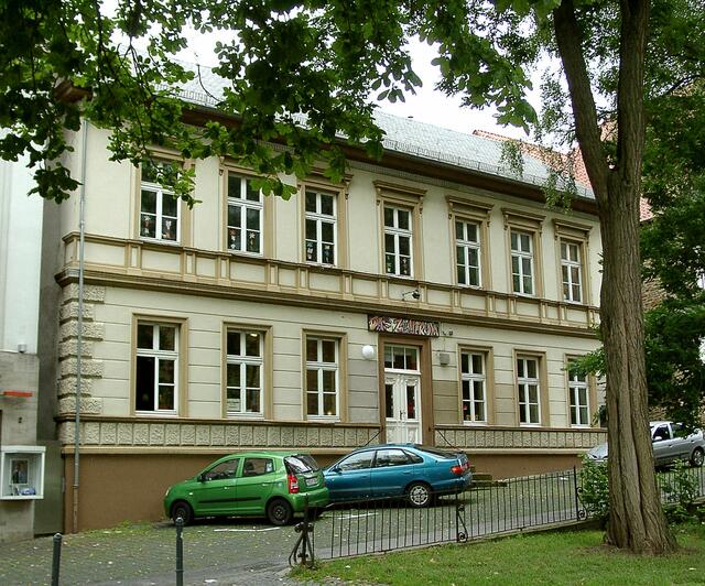 Dieses Bürgerhaus diente schon vielen Einrichtungen als Unterkunft. Erbaut wurde es 1864 als Höhere Stadtschule, von 1886 bis 1912 diente es als Rathaus, bis 1958 als Amtsgericht, bis 1973 als Polizeiwache. Heute ist dort unser Jugendzentrum. Hier ist eine Anlaufstelle, um Freunde zu treffen oder neue Kontakte zu knüpfen.
