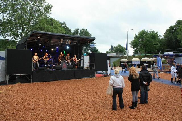 Auf der Bühne wird voll gerockt, aber die Hessentagsbesucher werden nicht so richtig warm.