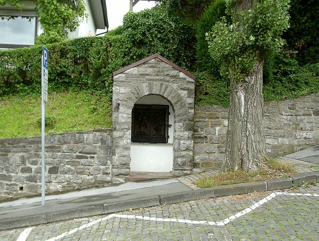 Von der St.-Vincenz-Kirche geht es entlang des Kreuzweges durch die Stadt zur St.-Antonius-Kapelle auf dem Rodenberg, vorbei an 14 Stationen mit Heiligenhäuschen und Gedenksteinen.