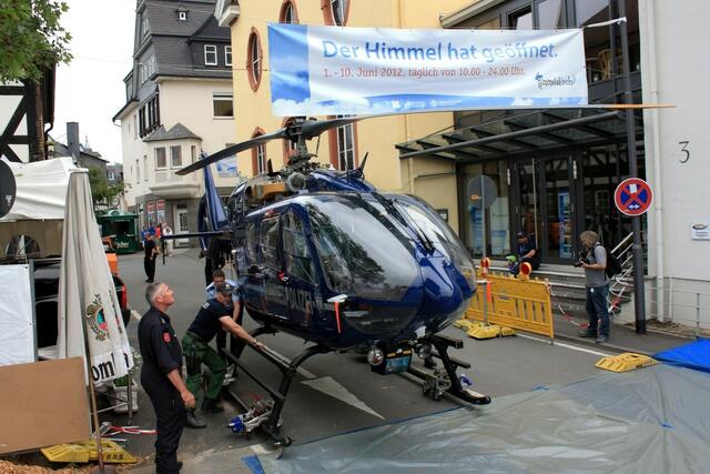 Der Himmel hat geöffnet - auch für den blauen Himmelsboten der Bundespolizei.