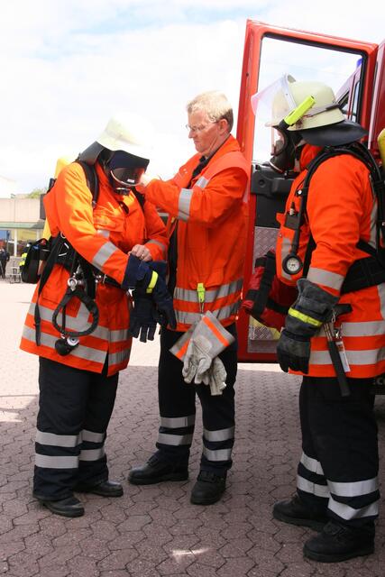 Ein Atemschutzgeräteträgertrupp (AGT) bereites sich zum Einsatz vor