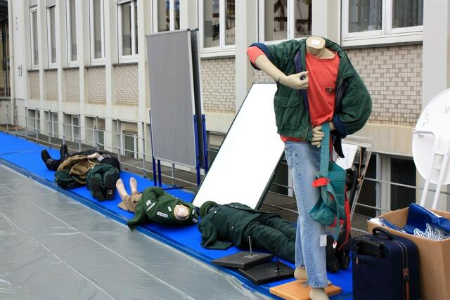 Plastikpolizisten warten auf den Einsatz (31.5.2012).