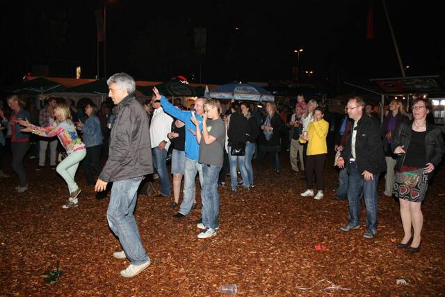 Vor der Bühne sind die Besucher am Tanzen.