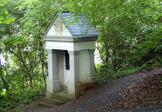 Es folgen nun Heiligenhäuschen, die auch als Stationen (Fußfälle) jedes Jahr bei der Jugendprozession/ Karfreitagsprozession dienen.