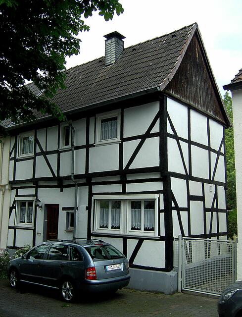 Hier kommt nun ein Straßenzug "An der Stadtmauer". Die Fachwerkhäuser sind zum Teil an die Stadtmauer gebaut und stammen überwiegend aus dem 17. und 18. Jh. Ich beginne mit Haus-Nr. 11.