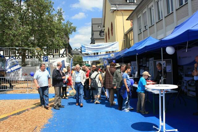 Passanten und Ausstellungsbesucher