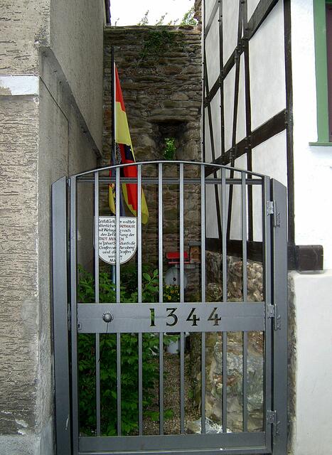 Sehr ihr die Schießscharte? Hier ist ein Rest der mittelalterlichen Stadtmauer mit Schießscharte zu sehen, erbaut ab 1344.