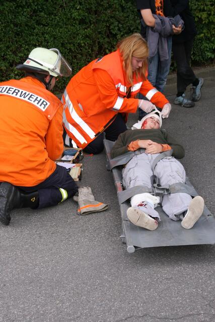 Feuerwehrkameraden(innen) versorgen eine Verletzte (der realistischen Unfalldarstellung (RUD) Koldingen)