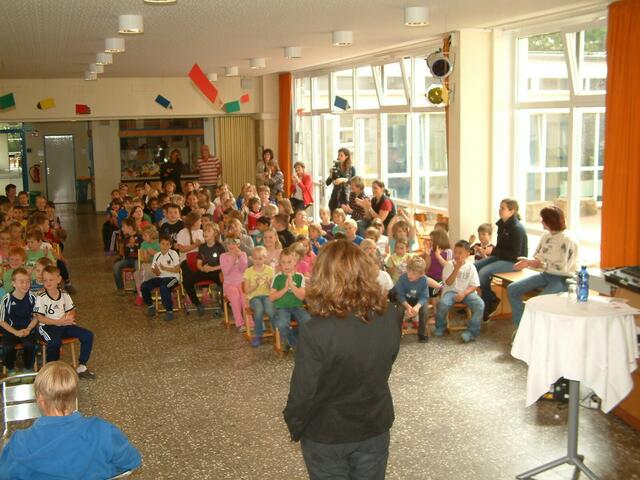 Die Aula der Grundschule ist voll besetzt, ca.100 Schüler sind anwesend.